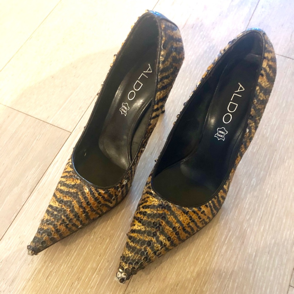 Gold sequins snake print heels!